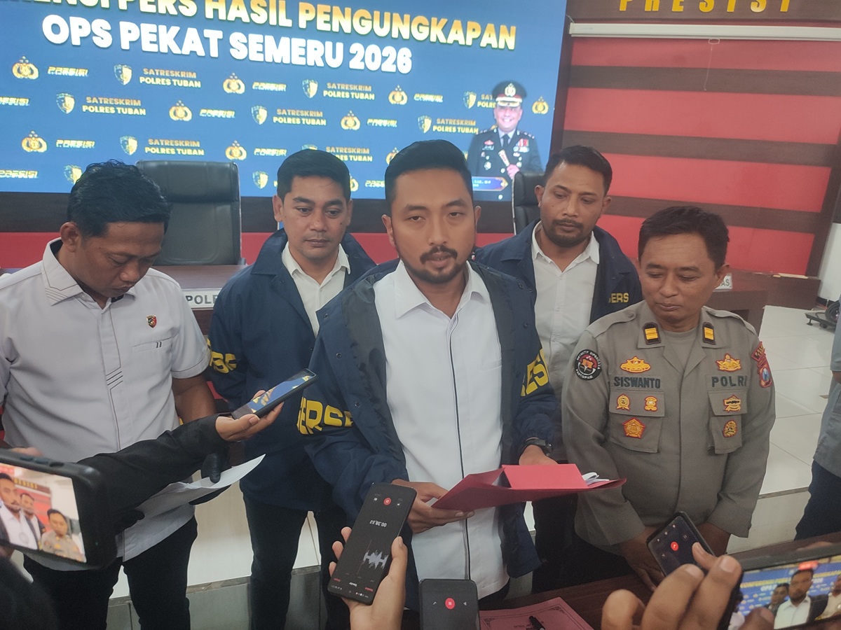 Kasatreskrim Polres Tuban AKP Bobby Wirawan Wicaksono Elsam saat diwawancarai awak media, kemarin (12/3)