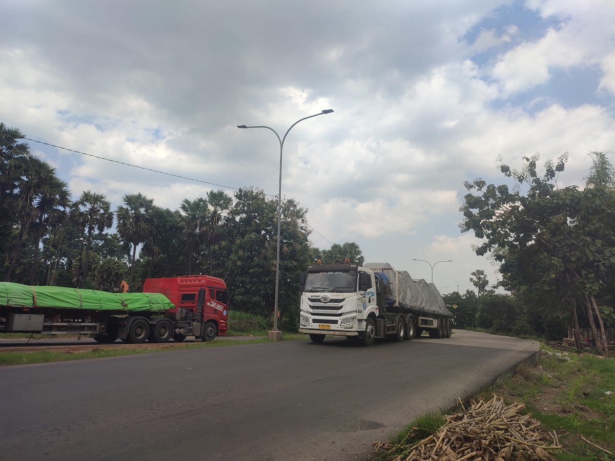 TERAPKAN REKAYASA LALIN: Kondisi lalu lintas di jalur ring road Tuban sehari sebelum penerapan rekayasa lalu lintas, kemarin (13/3).