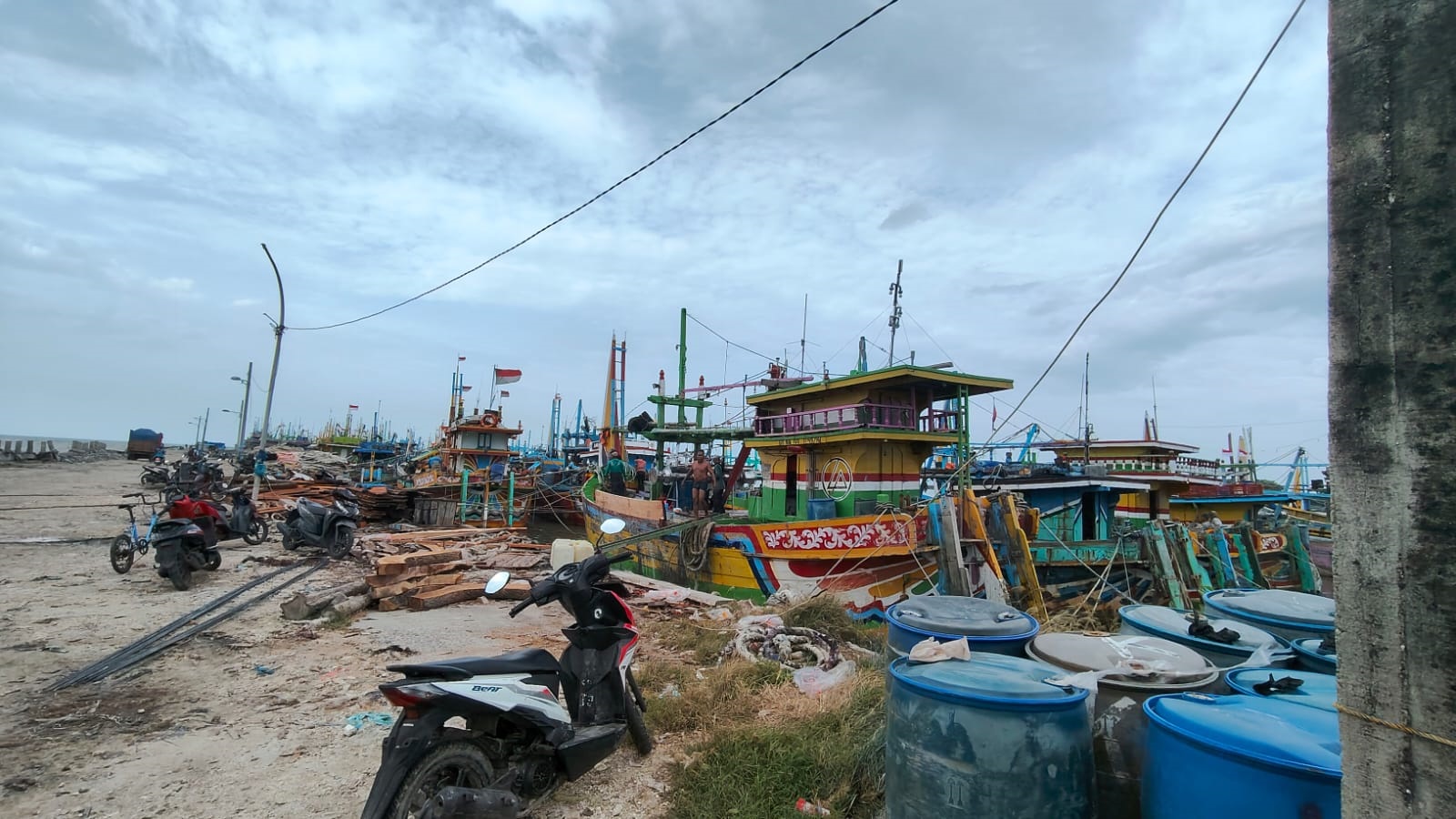 Rencana pembangunan tambat labuh di TPI Palang sejauh ini berjalan mulus. Berbeda dengan tambah labuh TPI Glondonggede yang masih terkendala perizinan
