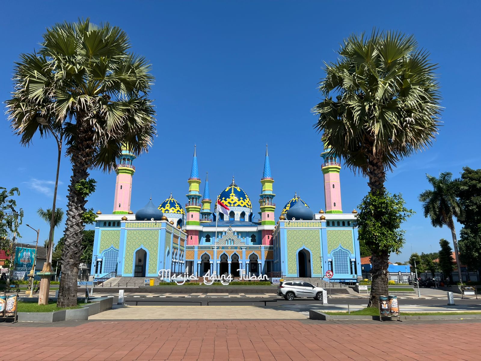 Kondisi langit di atas Masjid Agung Tuban tampak cerah dan bersih dari awan.