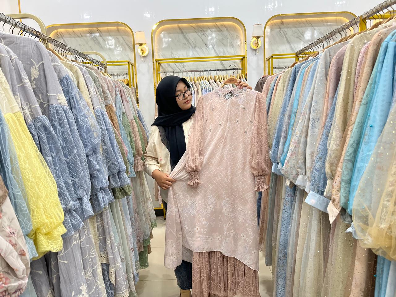 Salah seorang pengunjung sedang memilih model gamis bini orang di butik Rena Factory.