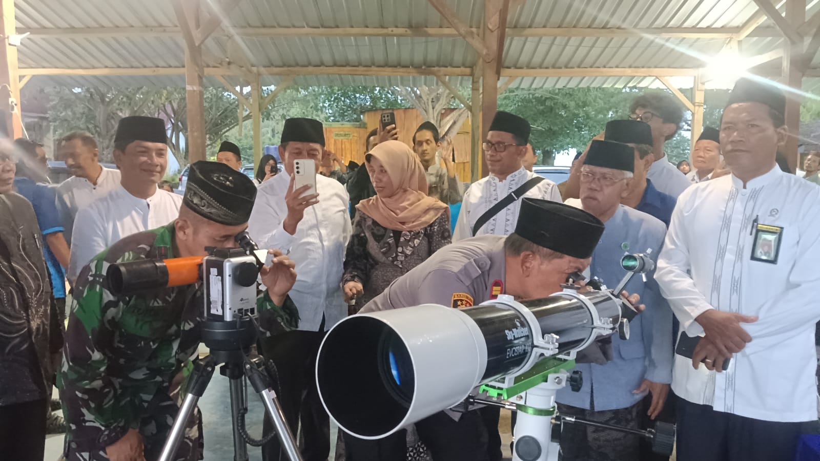 Tim BHR Tuban melakukan rukyatul hilal di menara rukyatul hilal di Desa Banyuurip, Kecamatan Senori.