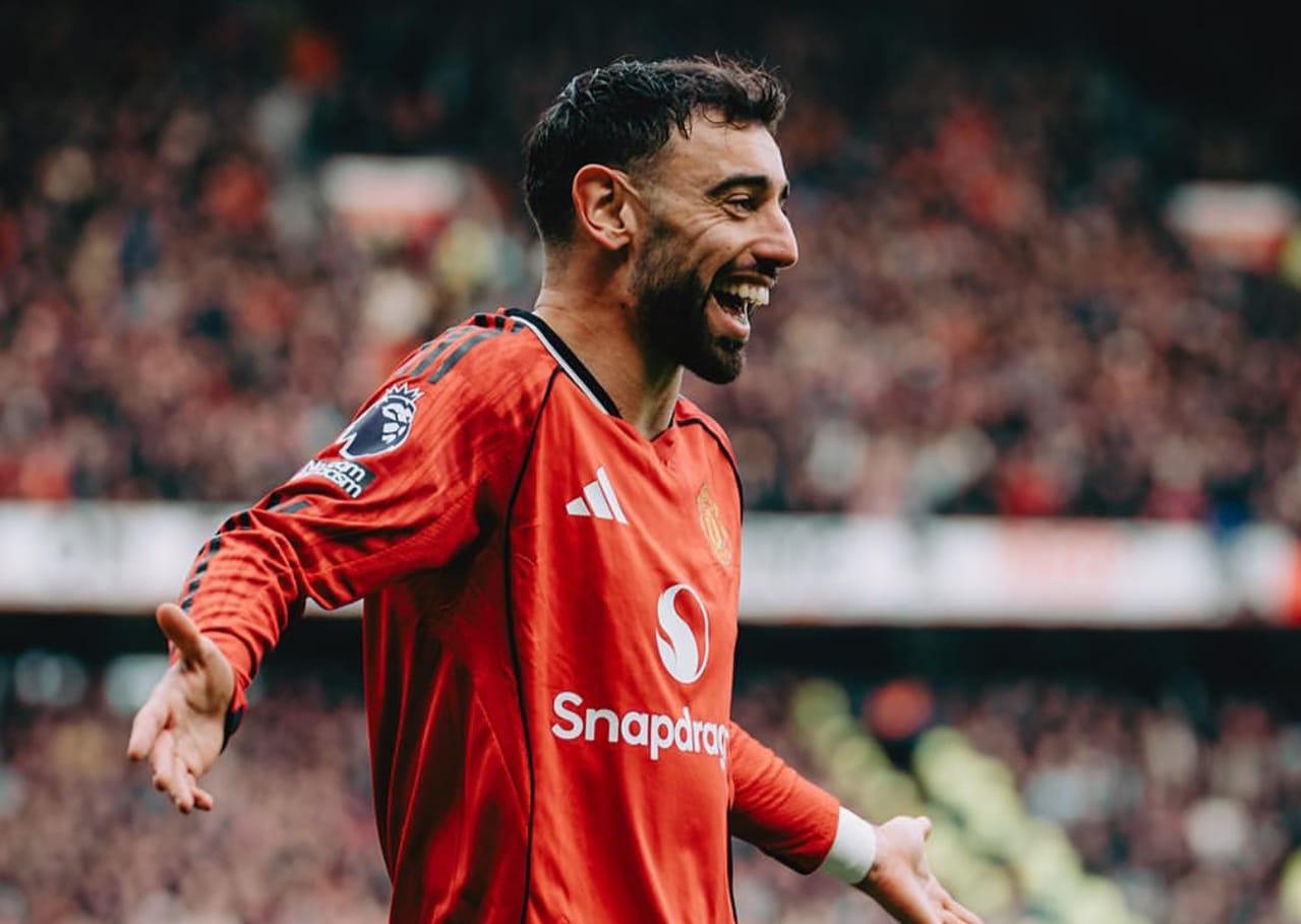 Ekspresi kebahagiaan Bruno Fernandes saat membawa MU menang di Old Trafford.
