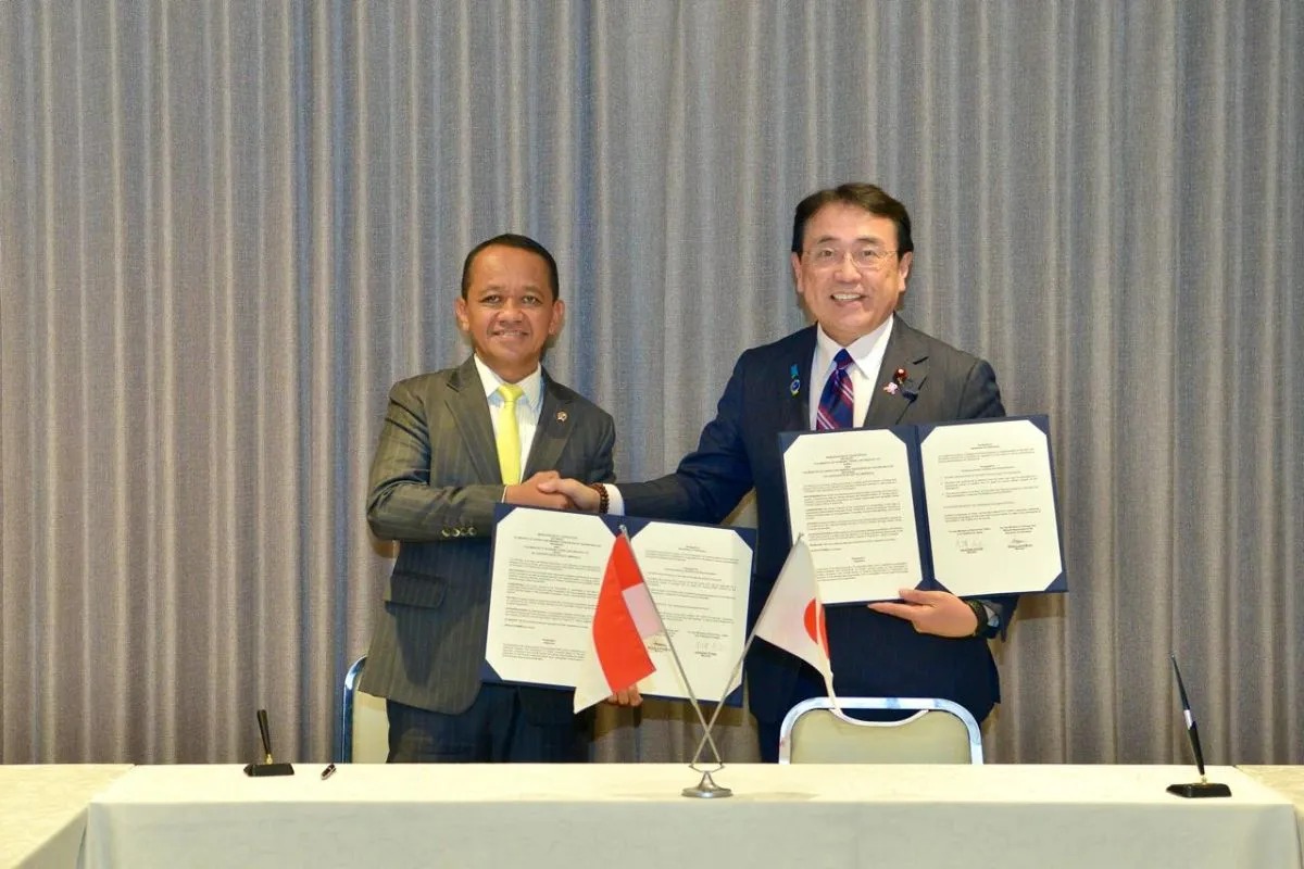Menteri Energi dan Sumber Daya Mineral (ESDM) Bahlil Lahadalia (kiri) dan Menteri Ekonomi, Perdagangan, dan Industri Jepang (METI)