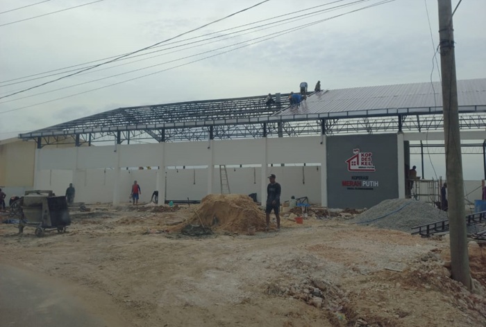 KDMP yang diproyeksikan menjadi ujung tombak gentengisasi nasional terlihat menggunakan atap seng di Desa Tlogoagung, Bancar.