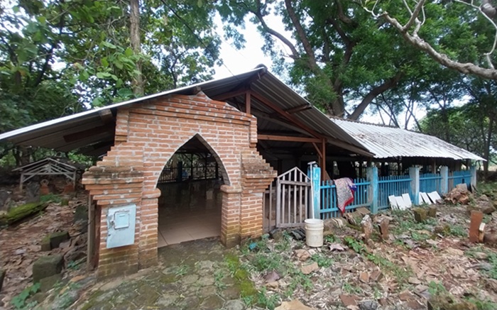 Kompleks makan Kiai Sholeh Klopo Telu di Desa Kapu, Kecamatan Merakurak yang banyak didatangi peziarah.