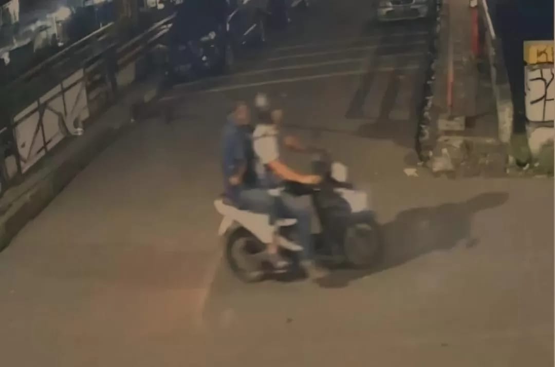 CCTV pelaku penyiraman air keras kepada Andrie Yunus
