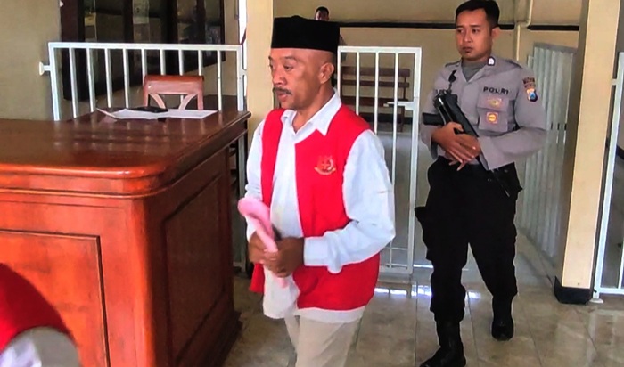 Kepala Desa Tingkis, Kecamatan Singgahan Agus Susanto, terdakwa kasus dugaan penggelapan uang sewa lahan PT SBI digiring menuju mobil tahanan setelah mengikuti sidang di PN Tuban.