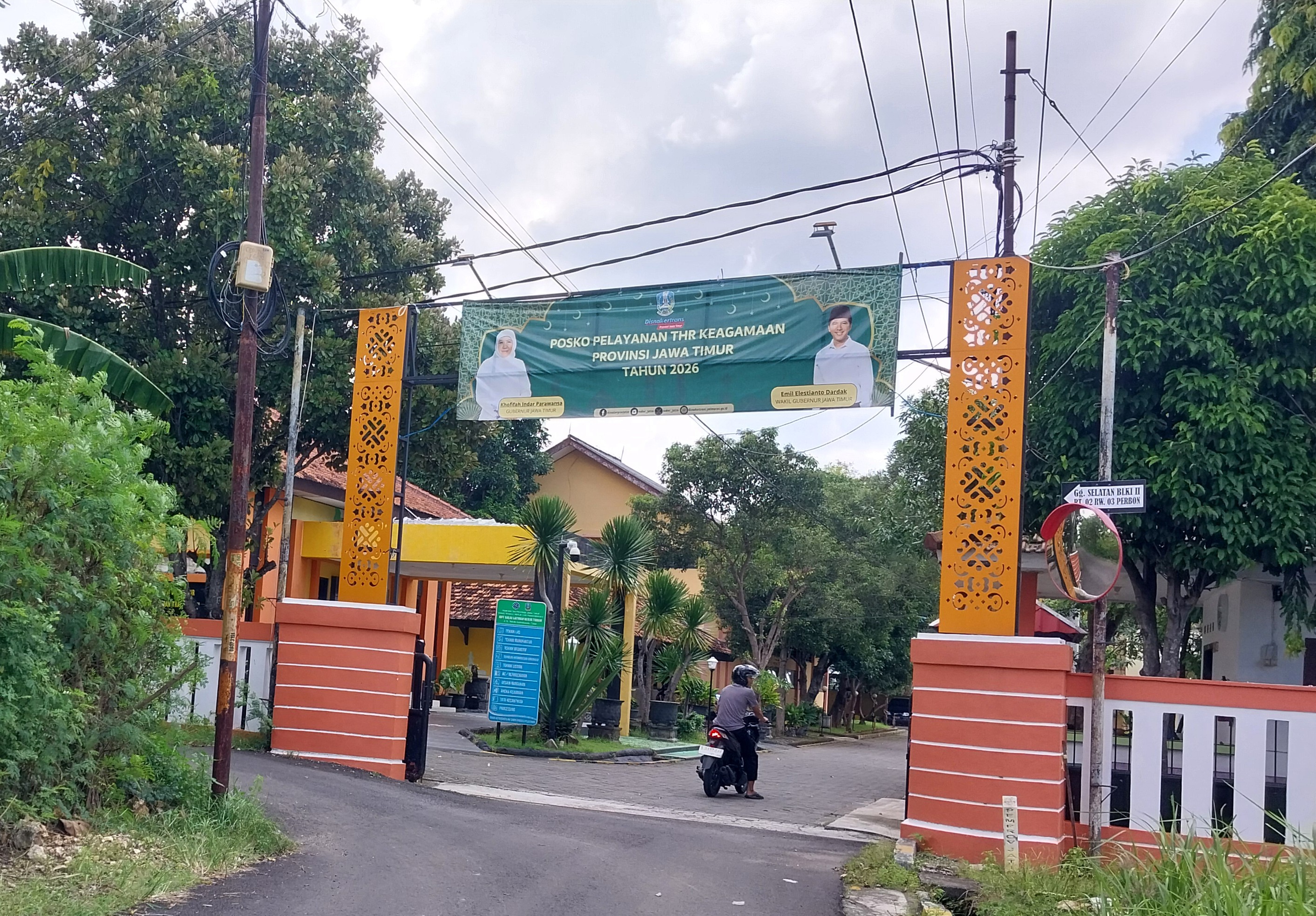 Posko Aduan yang dibuka Pengawas Kenaga Kerja di kantor BLKI Jalan Wahidin Sudiro Husodo Tuban.