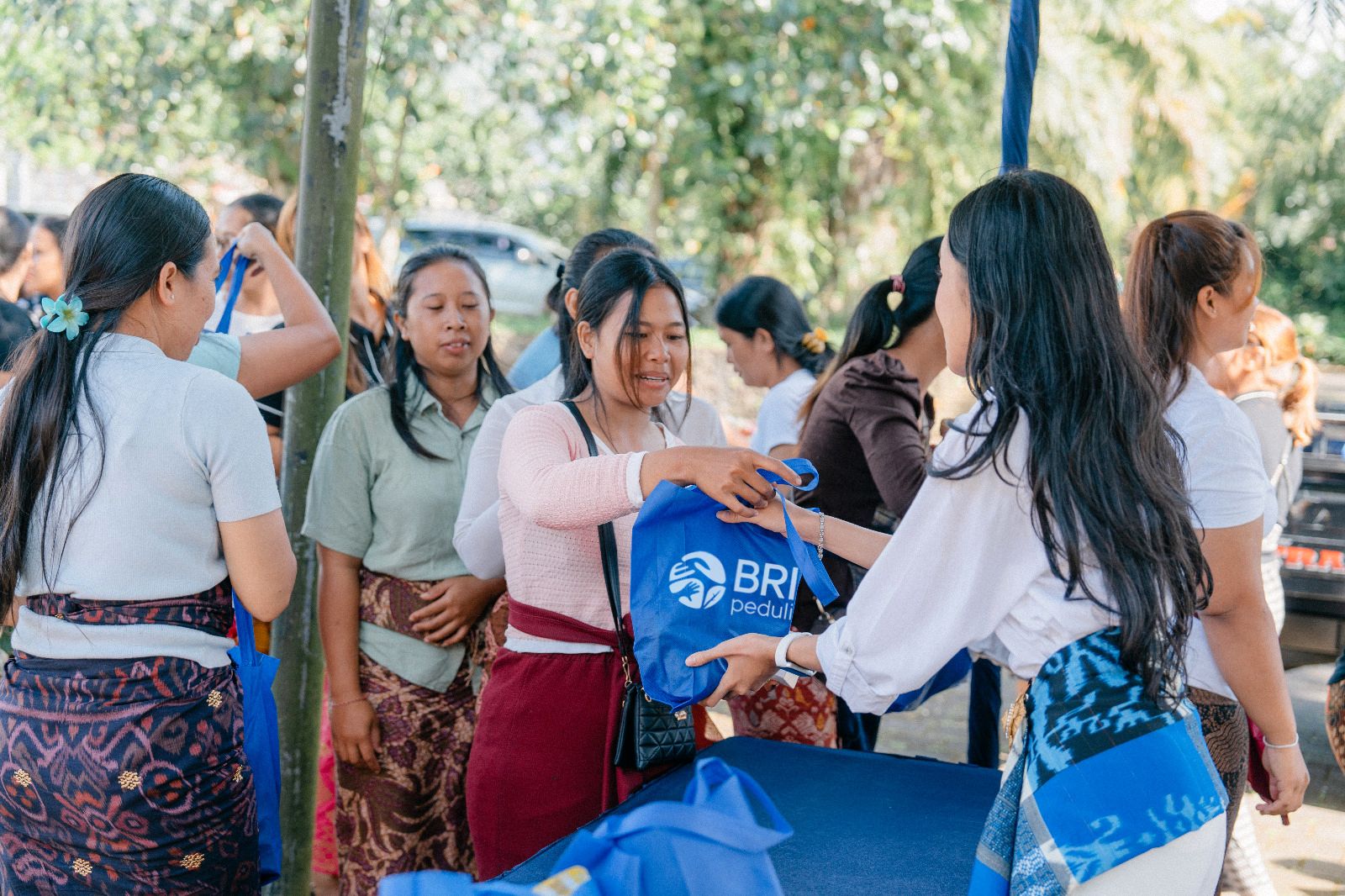 Sambut Nyepi 2026, BRI bagikan ribuan paket sembako ke warga di Tabanan dan Buleleng, Bali.