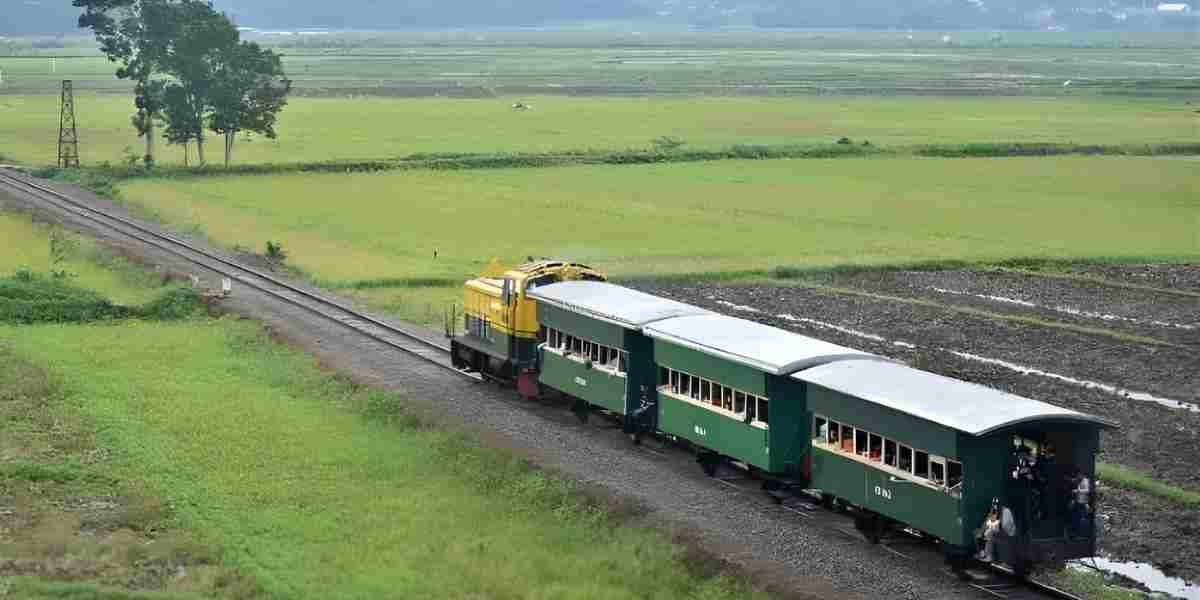 Liburan tinggal dikit lagi tapi belum ke mana-mana?. Coba deh naik kereta Ambarawa, vibes tempo dulu + view kece banget 