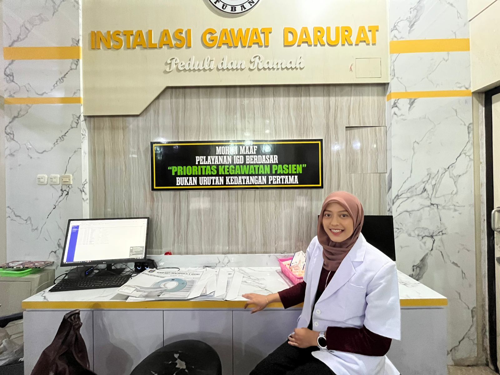 Dokter Nisrina siap menjalankan tugasnya di IGD RSUD dr. Koesma Tuban.