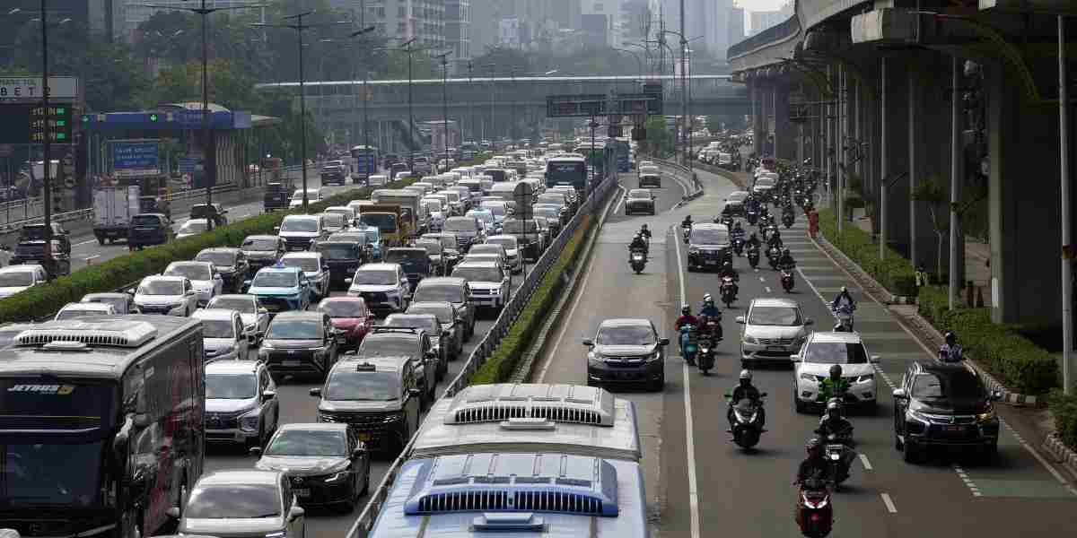 Puncak arus balik Lebaran diprediksi terjadi hari ini. Jalur pantura Tuban jadi salah satu rute favorit pemudik untuk menghindari kemacetan tol. Meski peningkatan kendaraan disebut tidak signifikan