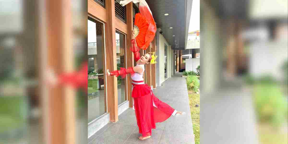 Zumrotus Sholikhah membuktikan bahwa mencintai budaya bisa berjalan seiring dengan gaya hidup masa kini. Dari panggung ke panggung, ia terus menari demi menjaga identitas bangsa tetap hidup.