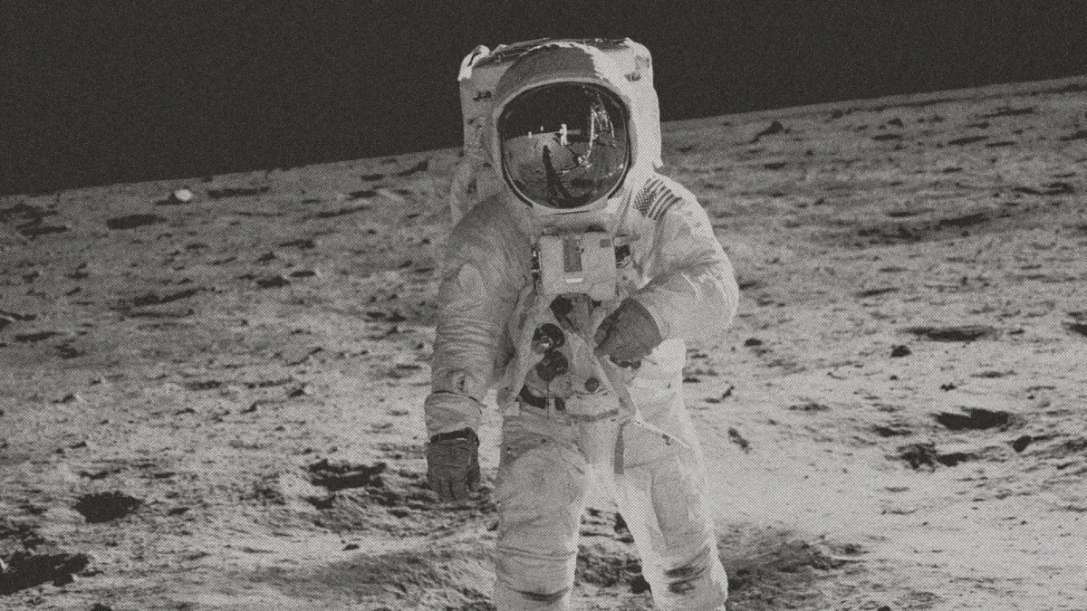 Astronot berjalan di bulan dalam nuansa hitam putih (Freepik.com)