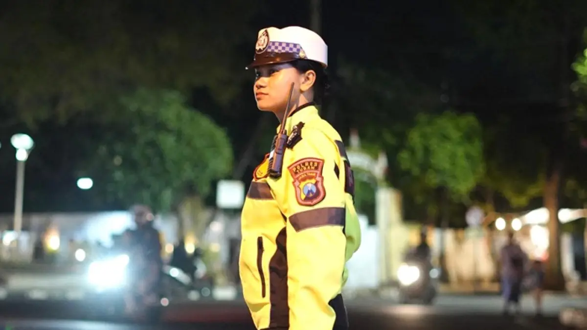 Bripda Intan Putri Brilyan, Personel Satlantas Polres Tuban ketika bertugas di Pos Pelayanan Alun-Alun Tuban. (ANDREYAN/RADAR TUBAN)
