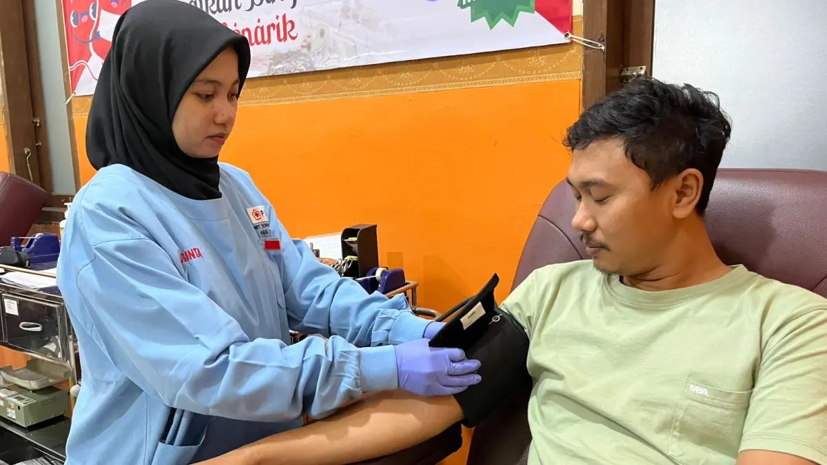 Elida tengah menjalankan tanggung jawabnya sebagai petugas Aftap menjelang momen Lebaran tiba. (SHAFA DINA HAYUNING MENTARI/ RADAR TUBAN)