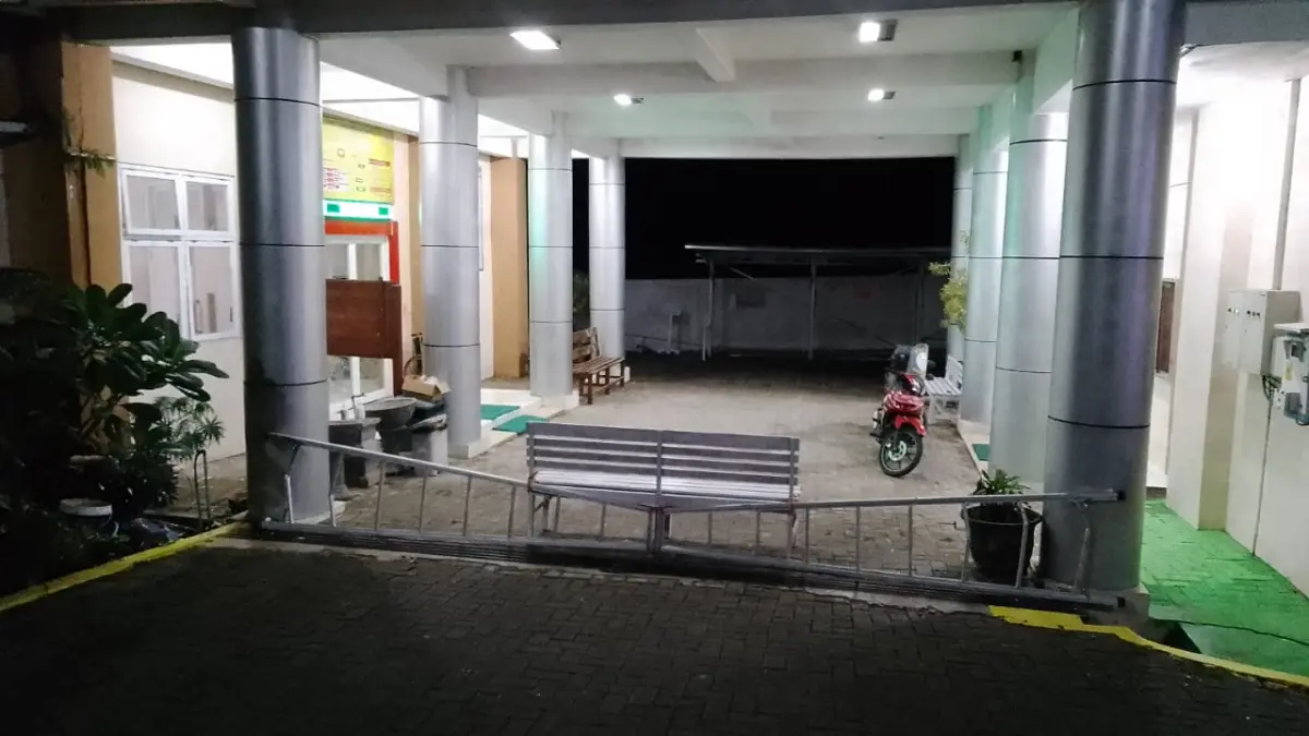 Kondisi bangunan Puskesmas Jatirogo setelah insiden amblesnya sebagian bangunan akibat longsor. (M. MAHFUD MUNTAHA/RADAR TUBAN)