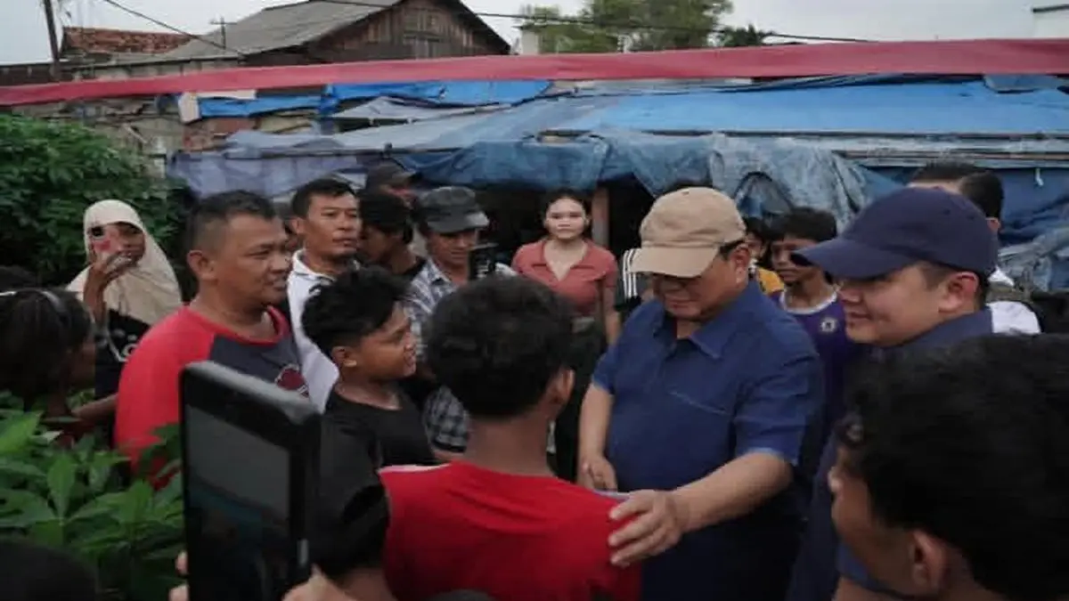 Presiden melakukan kunjungan ke pemukiman warga di bantaran rel kereta api kawasan senen. (Instagram @presidenrepublikindonesia)