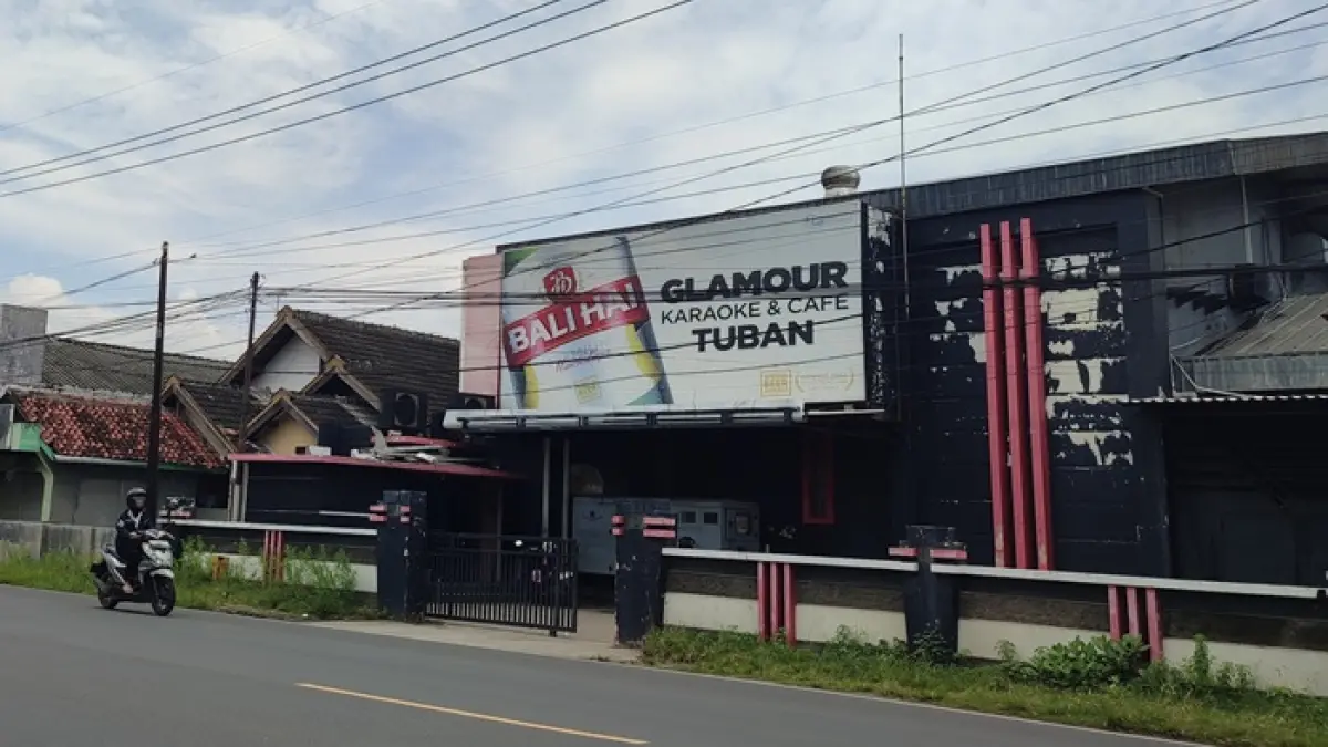 Setelah dihentikan selama Ramadan, karaoke dan hiburan malam di Tuban mulai buka kembali dengan pengawasan Satpol PP. (ANDREYAN/RADAR TUBAN)