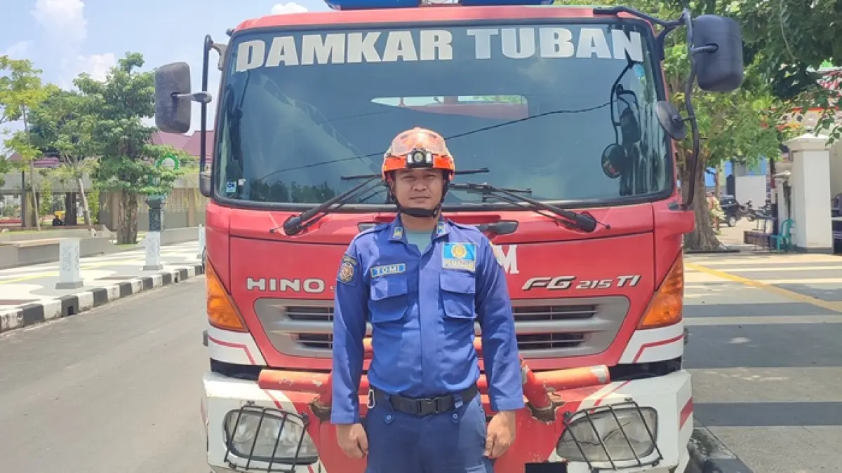 Tomi Anggala Wibowo, petugas Damkar Tuban ketika menjalankan tugas di kawasan Pos Pelayanan Alun-Alun Tuban. (ANDREYAN/RADAR TUBAN)
