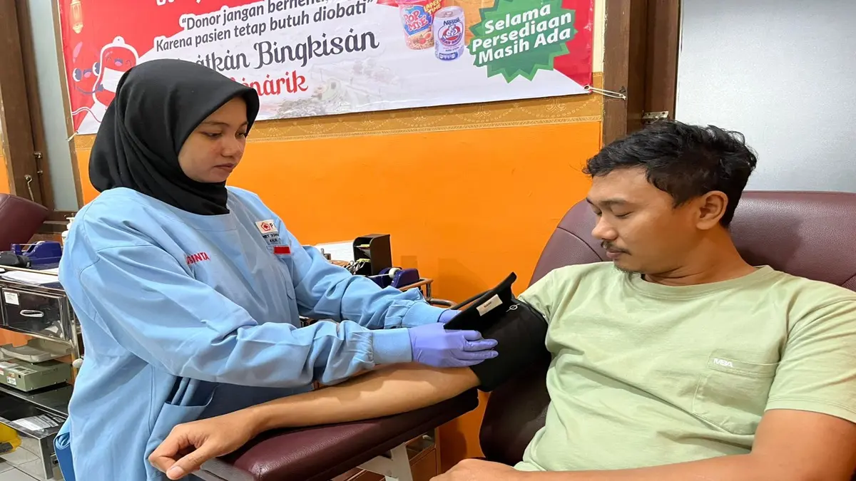 Elida tengah menjalankan tanggung jawabnya sebagai petugas Aftap menjelang momen Lebaran tiba. (SHAFA DINA MENTARI HAYUNING/RADAR TUBAN)