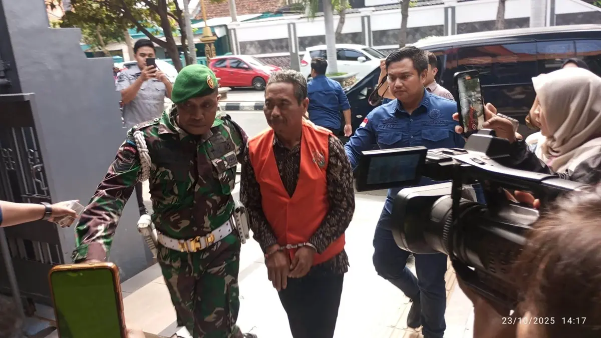 Kades Kedungsoko, Kecamatan Plumpang, Rifa’i dikeler menuju Lapas Kelas IIB Tuban&nbsp; pada 25 Oktober lalu. (Dok. Radar Tuban)
