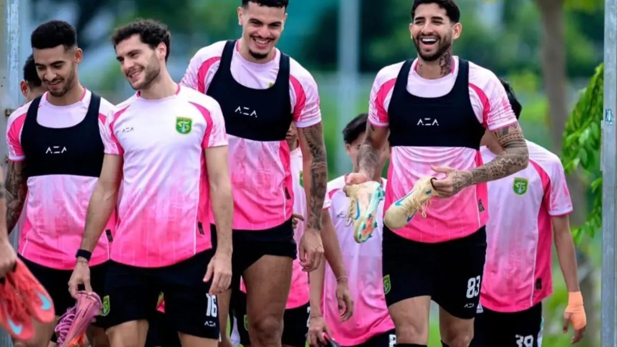 Para pemain Persebaya saat latihan perdana pasca libur lebaran. (Instagram/officialpersebaya)