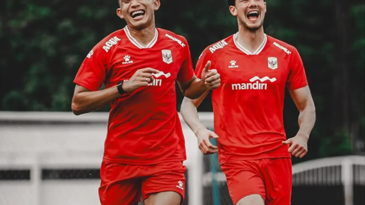 Pemain Ipswich Town, Elkan Baggott (kanan) kembali berlatih bersama Timnas Indonesia. (Instagram/timnasindonesia)