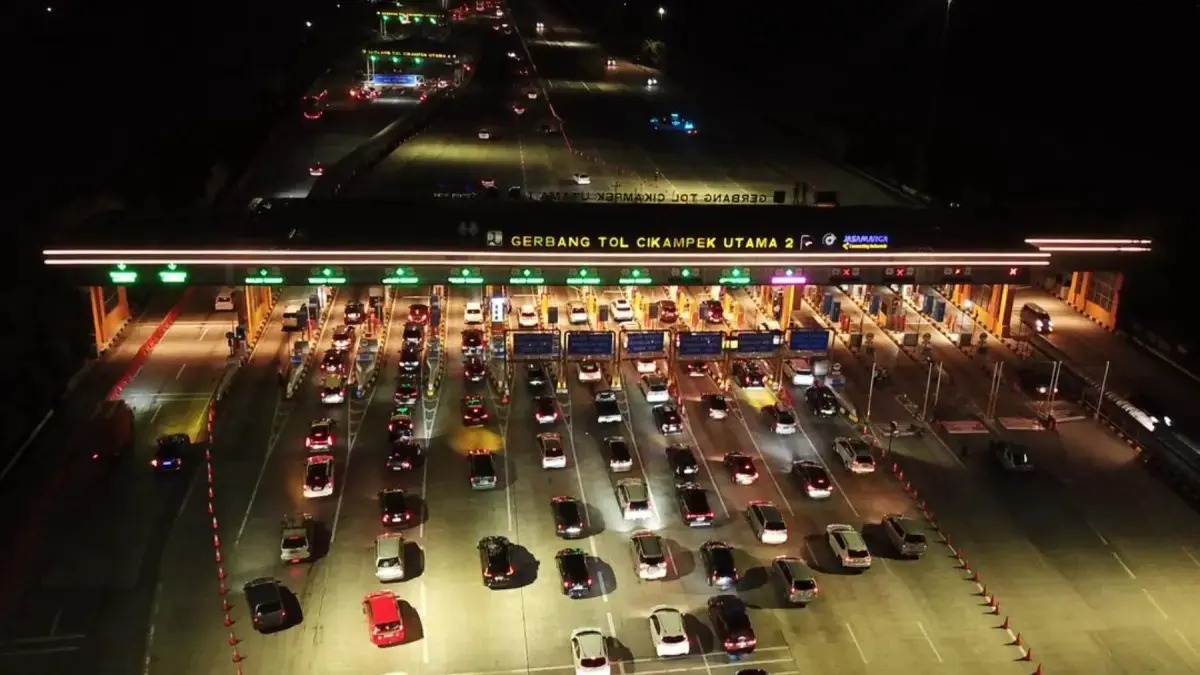 Suasana arus balik di gerbang tol Cikampek Utama 2, Selasa (243) malam. (Jasa Marga)