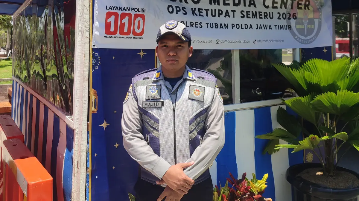 Ardhi Majid Zakaria, personel DLHP Tuban melakukan pengamanan di Pos Pelayanan Alun-Alun Tuban. (ANDREYAN/RADAR TUBAN)