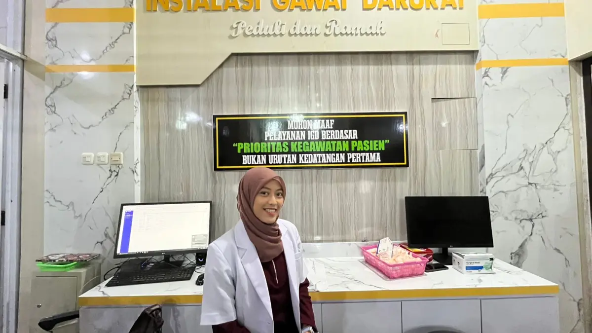 Dokter Nisrina siap menjalankan tugasnya di IGD RSUD dr. Koesma Tuban. (SHAFA DINA HAYUNING MENTARI/ RADAR TUBAN)
