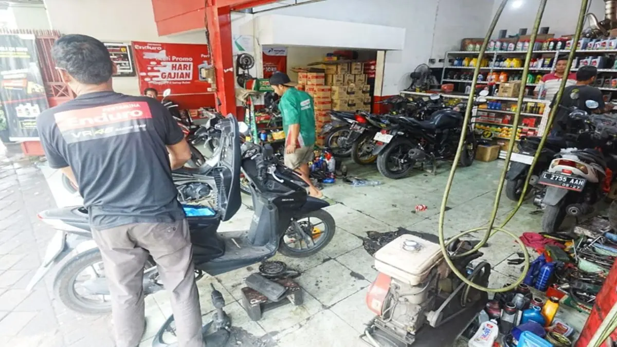 Ilustrasi bengkel sepeda motor. (Jawapos.com)