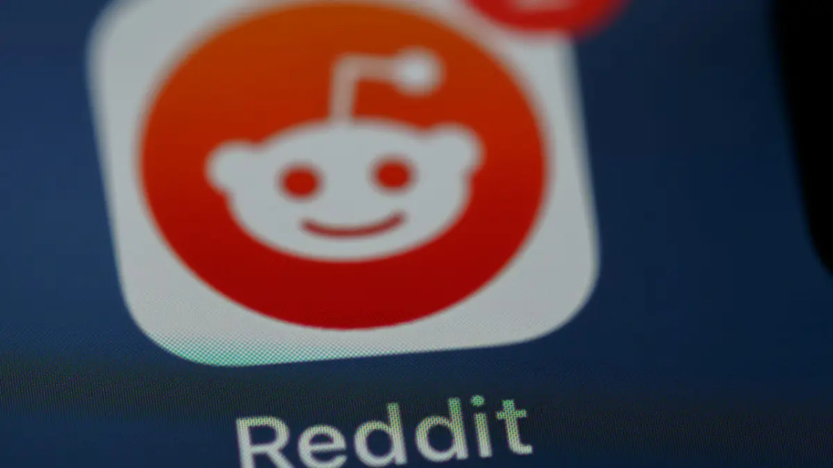 Ingin basmi bot tanpa bongkar identitas, Reddit gunakan teknologi passkey hingga Face ID untuk verifikasi manusia.&nbsp;(Brett Jordan/Unsplash)