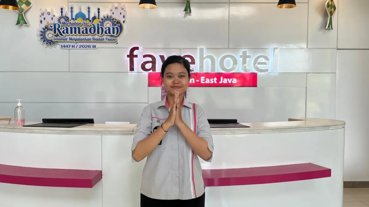 Senyum cerah Salsa di loby Favehotel Tuban kala ditemui saat jam kerja magangnya, Selasa (17/3). (SHAFA DINA HAYUNING MENTARI/ RADAR TUBAN)