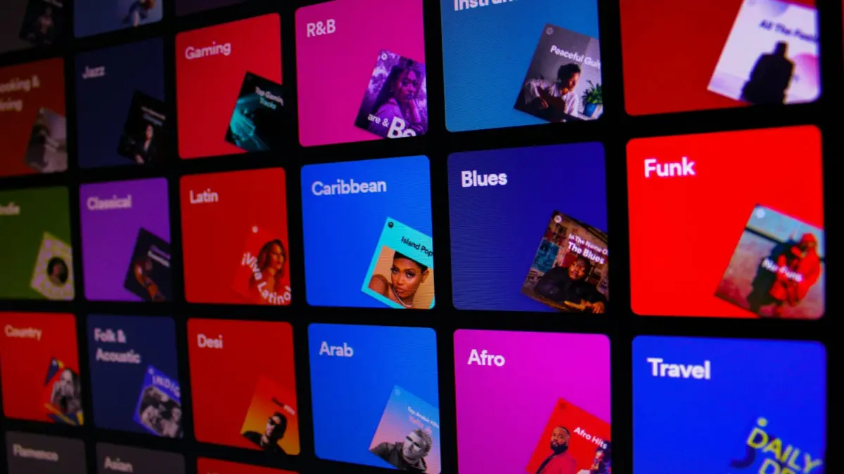 Spotify luncurkan sistem notifikasi verifikasi bagi musisi untuk jaga keaslian karya di halaman profil.&nbsp; (David Pupăză/Unsplash)