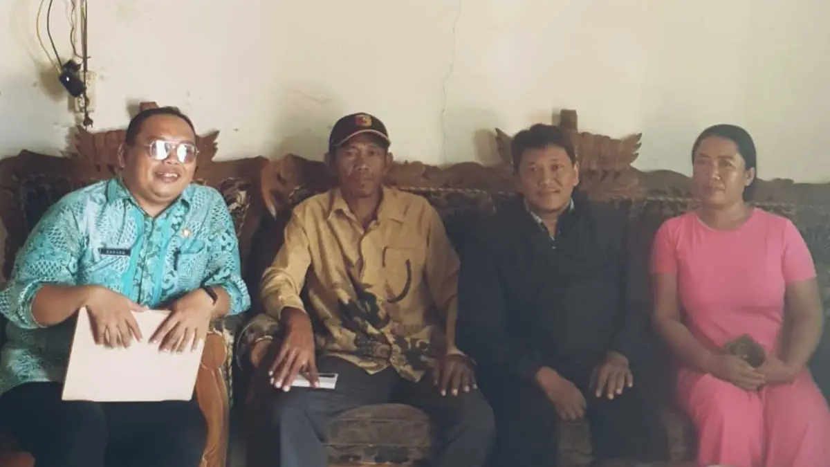 ASN Diskominfo pose bersama salah satu keluarga di Desa Wolutengah, Kecamatan Kerek setelah melaksanakan tugas verval. (Foto: Diskominfo-SP Tuban untuk Radar Tuban).