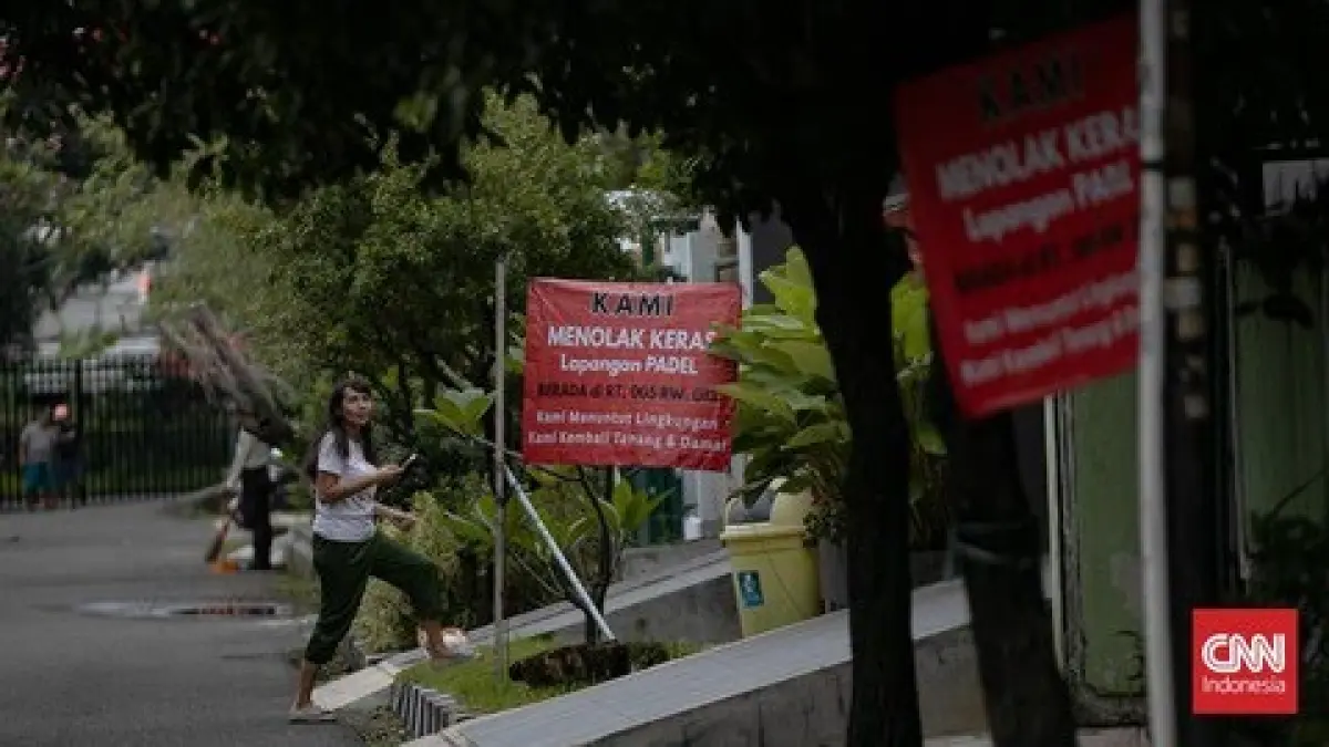 Maraknya pembangunan lapangan padel di dekat permukiman di Jakarta menuai protes warga yang bahkan dibawa hingga ke meja hijau. (CNN Indonesia)