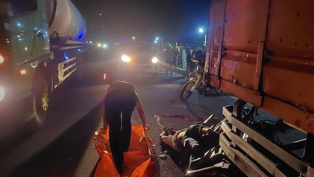 Petugas Satlantas Polres Tuban ketika melakukan evakuasi korban kecelakaan di jalur ring road titik Jalan Soekarno-Hatta Tuban, Sabtu (28/3) malam. (SATLANTAS POLRES TUBAN UNTUK RADAR TUBAN)