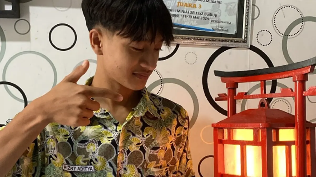 Rizky Aditya dengan karya lenteranya setelah masuk 10 besar SMA Awards tingkat provinsi. (RIZKY ADITYA UNTUK RADAR TUBAN)