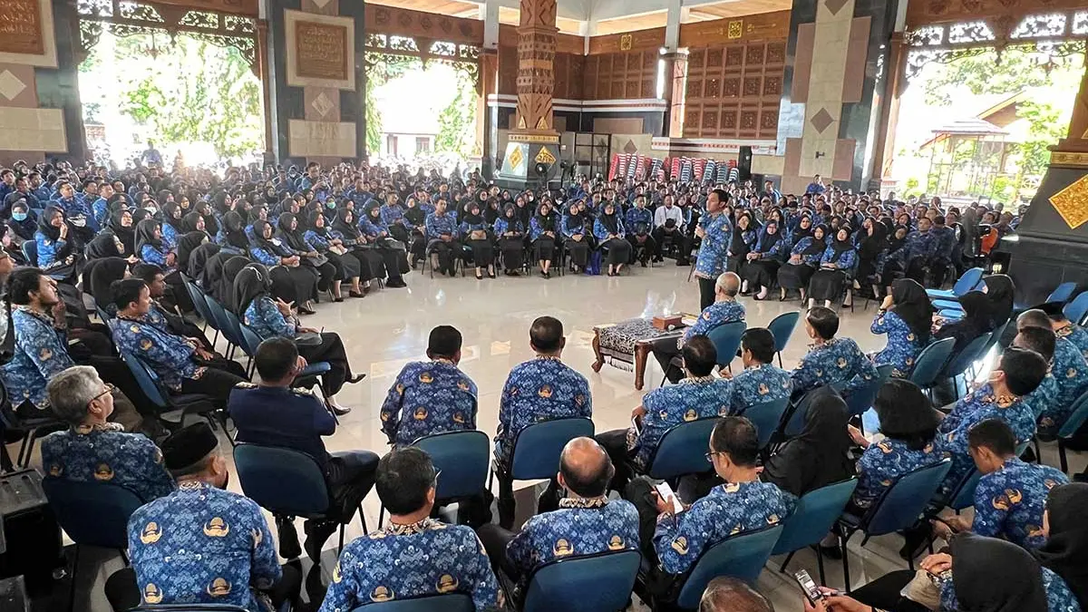 Bupati Tuban Aditya Halindra Faridzky memberikan arahan kepada ASN di lingkup Pemkab Tuban. (Diskominfo-SP Tuban untuk Radar Tuban)