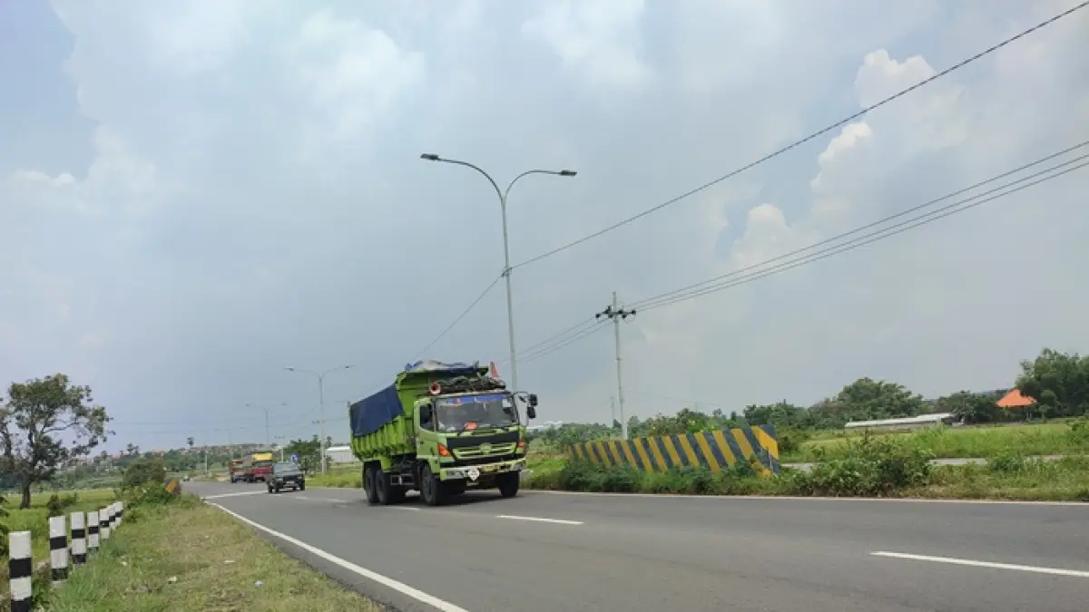 Belum genap sebulan, rekayasa lalu lintas JLS Tuban picu kekhawatiran pengguna jalan dan beberapa kecelakaan. (RADAR TUBAN)