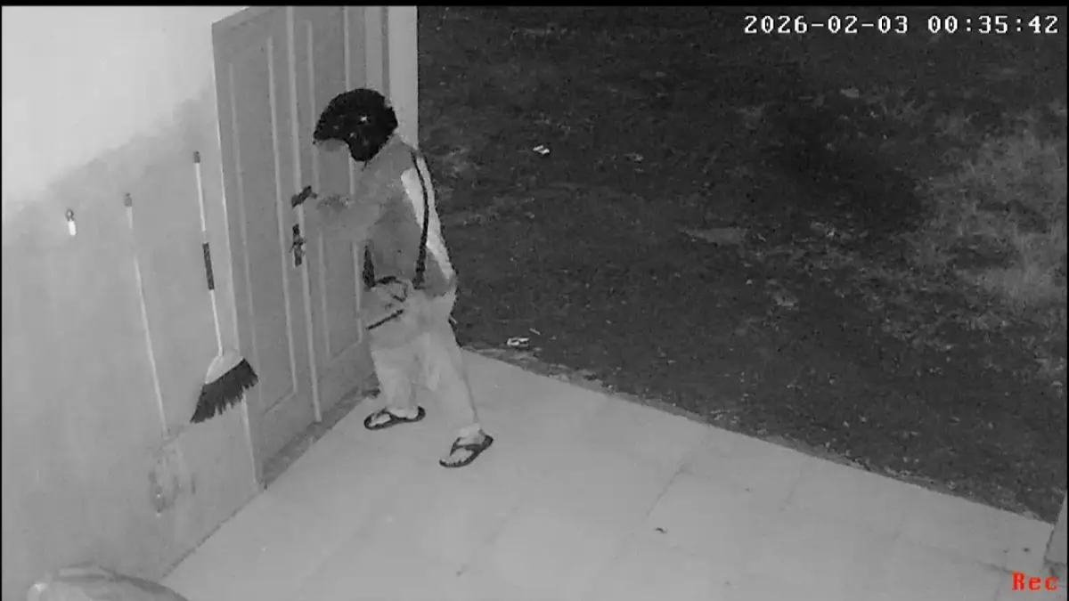 Gerak-gerik pelaku pencurian terekam CCTV di gudang makam Desa Penidon, Kecamatan Plumpang. (HUMAS POLRES TUBAN UNTUK RADAR TUBAN)