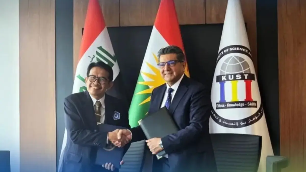 Rektor Unirow Tuban Prof. Dr. Warli M. Pd menandatangani perjanjian kerja sama dengan perwakilan dari Universitas Bayan, Irak. (UNIROW UNTUK RADAR TUBAN)