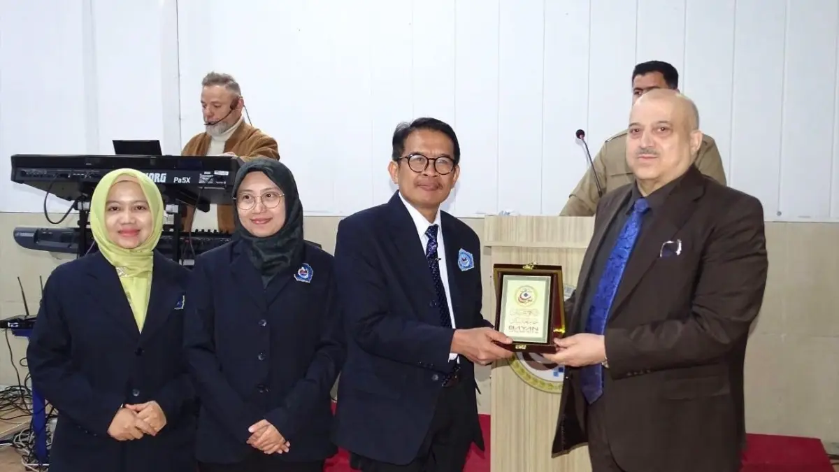 Rektor Unirow Tuban Prof. Dr. Warli M. Pd menandatangani perjanjian kerja sama dengan perwakilan dari Universitas Komar, Irak.&nbsp;(UNIROW UNTUK RADAR TUBAN)