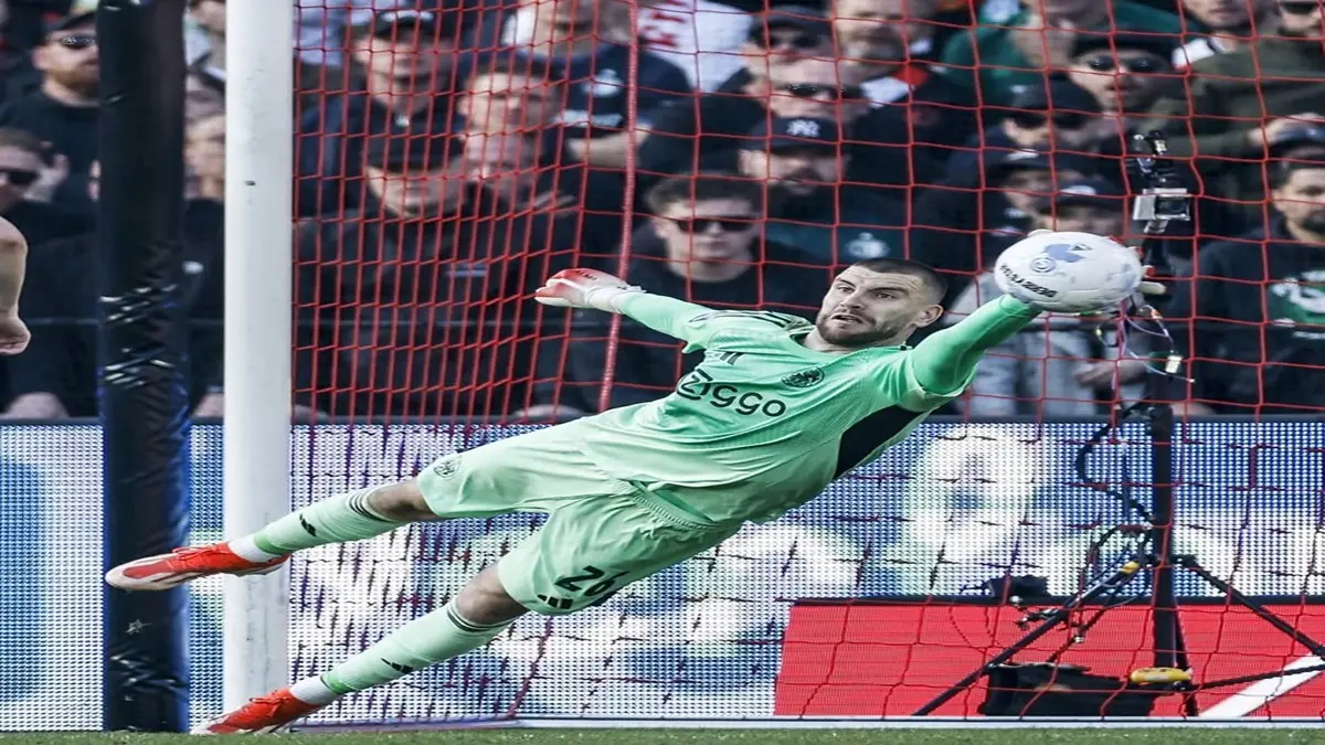 Ajax memastikan Maarten Paes lolos dari sanksi KNVB dalam kasus Paspoortgate. (instagram.com/maartenpaes)