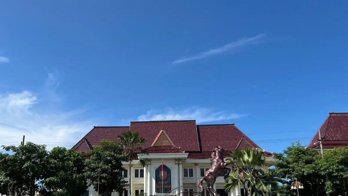 Cuaca terik dengan kondisi langit cerah tanpa tutupan awan mulai menghiasi Kabupaten Tuban di kawasan alun-alun setempat. (SHAFA DINA HAYUNING MENTARI/ RADAR TUBAN)