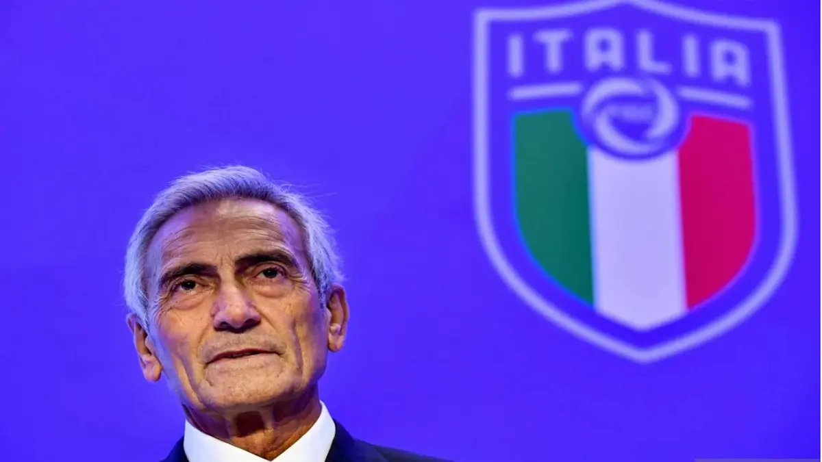 Presiden Federasi Sepak Bola Italia (FIGC), Gabriele Gravina. (AFP/ALBERTO PIZZOLI)