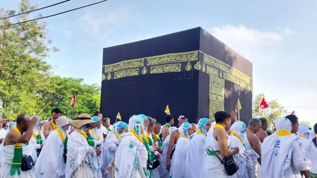 Calon jemaah haji melakukan manasik haji di area Graha Sandiya Tuban kemarin (2/4).&nbsp; (M. MAHFUDZ MUNTAHA/RADAR TUBAN)