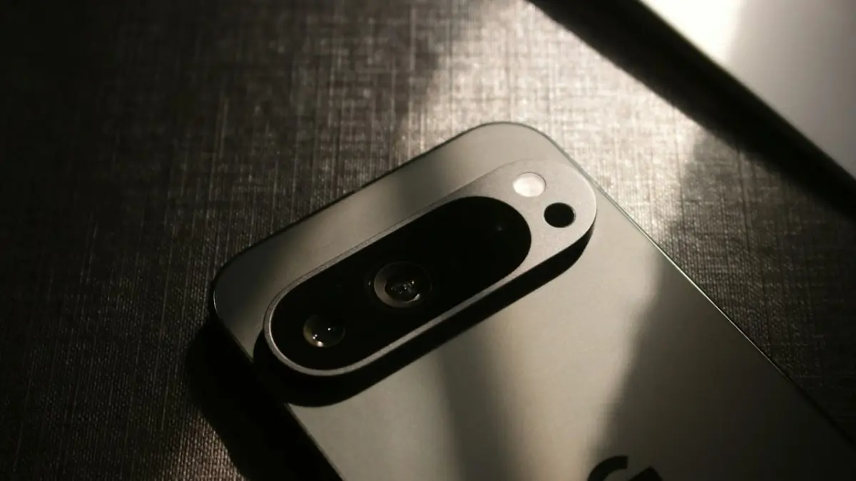 Google bakal blokir praktik downgrade versi Android di Pixel 10.(Samuel Angor/Unsplash)